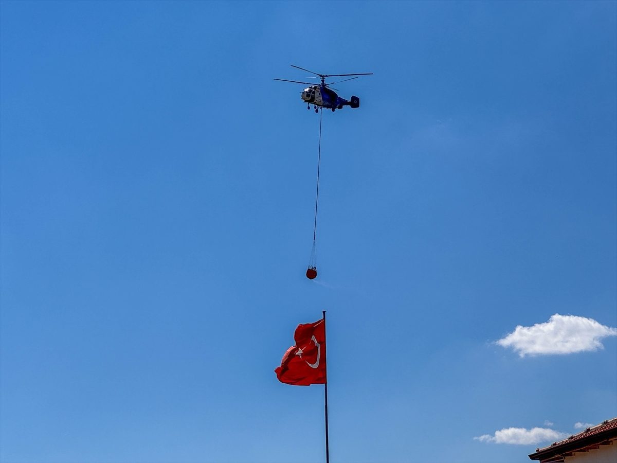 Uşak’ta otluk alanda başlayıp makiliğe sıçrayan yangın kontrol altına alındı