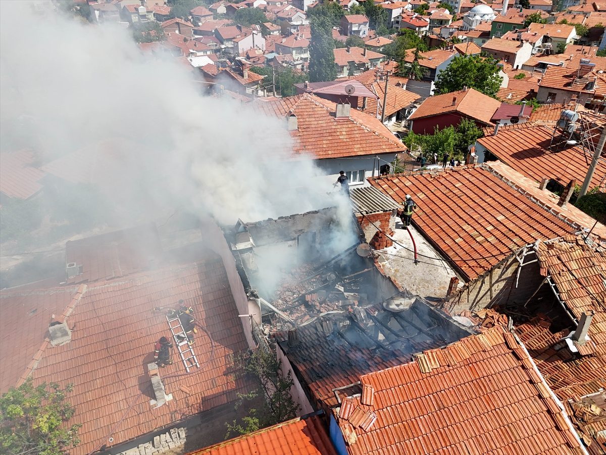 Uşak’ta tek katlı ev yanarak kullanılamaz hale geldi