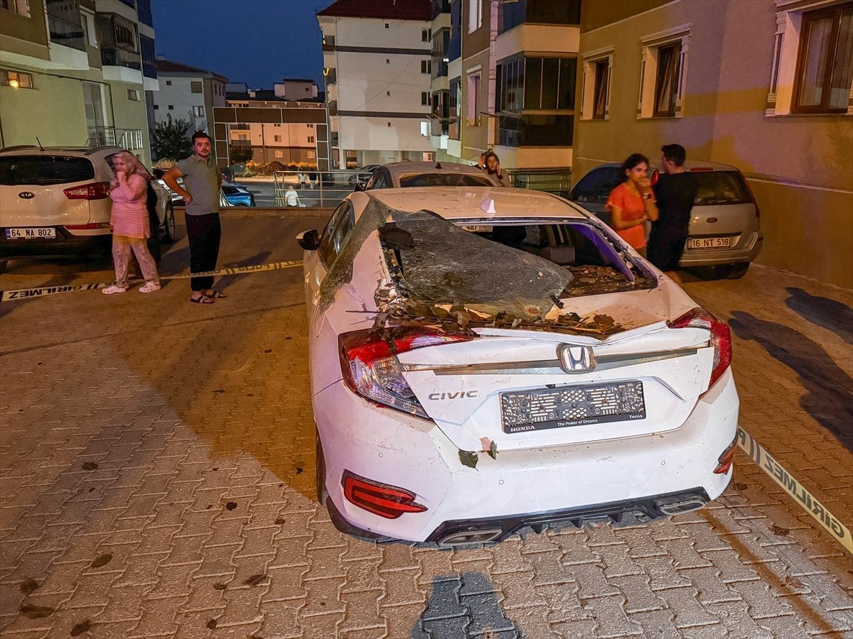 Uşak’ta yayalara çarpan otomobilin site bahçesine devrildiği kazada 3 kişi yaralandı