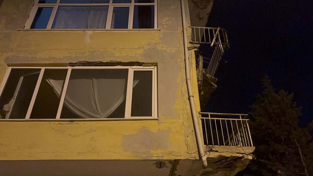 Üsküdar’da 4 katlı binanın balkonunda kısmi çökme meydana geldi