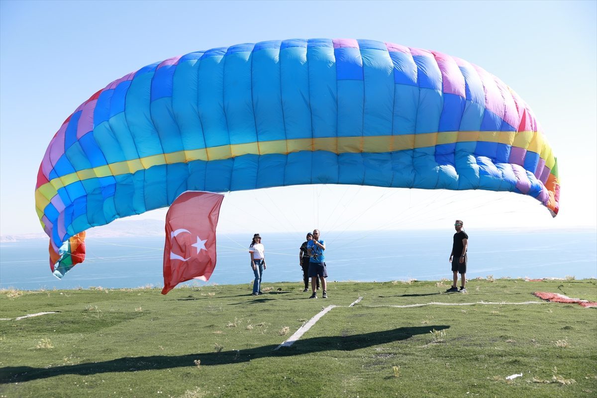 Van Gölü semalarında 15 Temmuz şehitleri için “saygı uçuşu” yapıldı