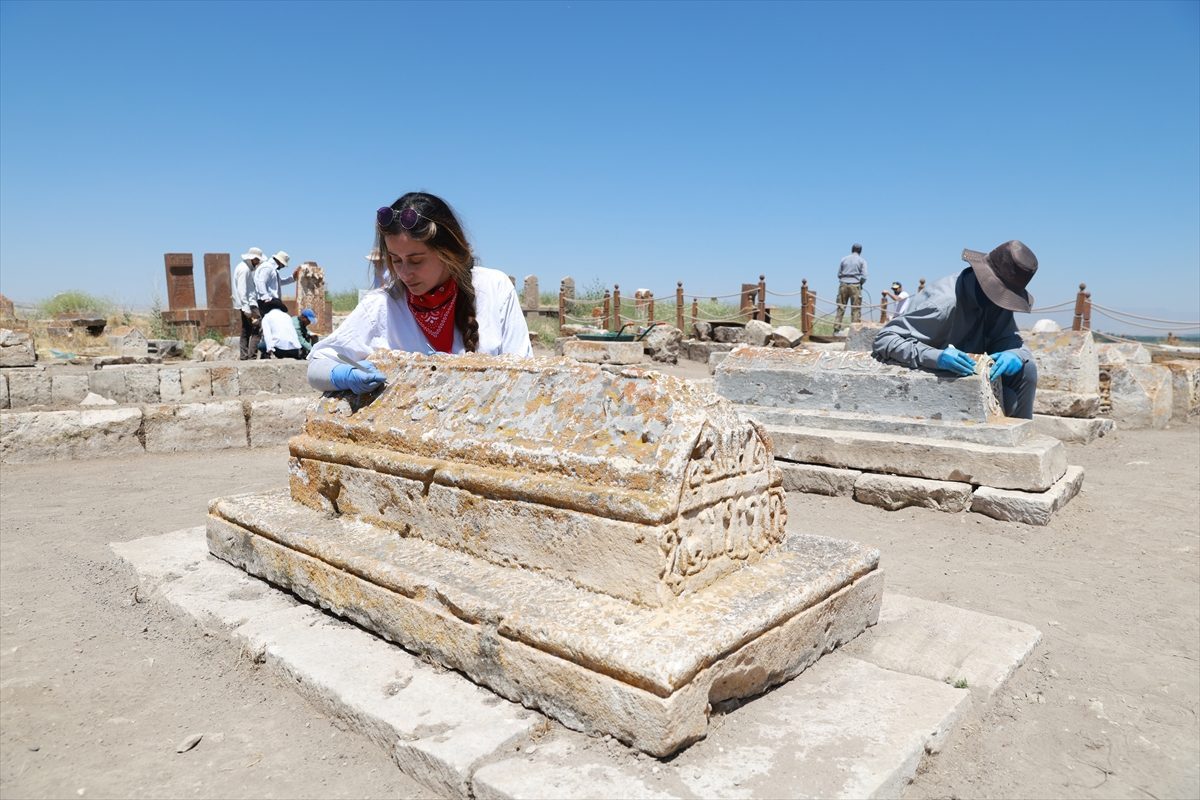 Van’da Çelebibağı Selçuklu Mezarlığı’ndaki tarihi taşlar restore ediliyor