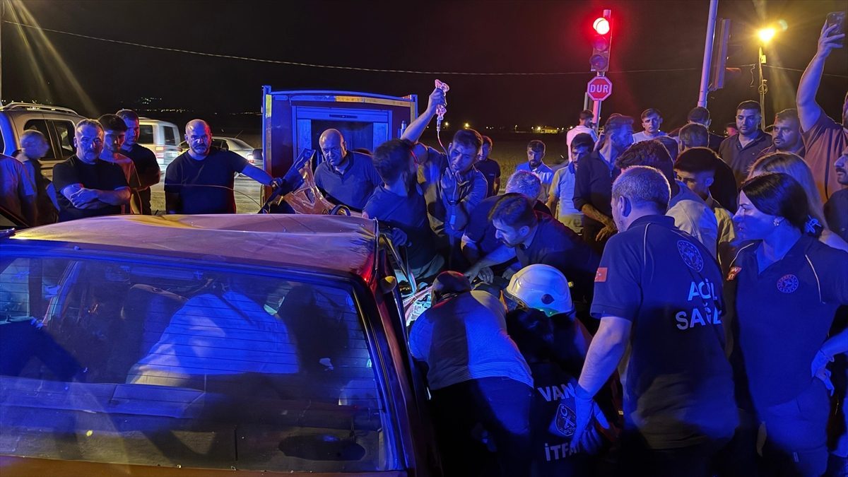 Van’da iki otomobilin çarpıştığı kazada 8 kişi yaralandı