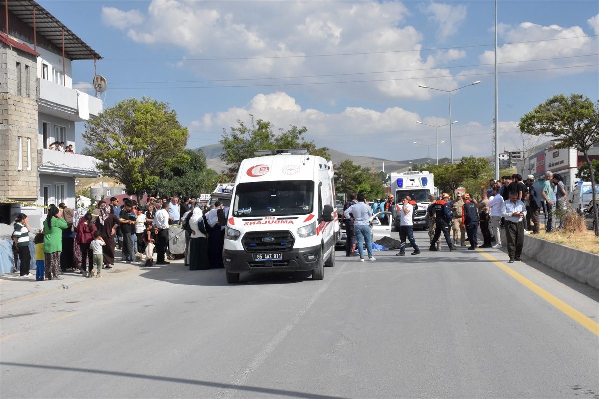 Van’da park halindeki kamyonete çarpan otomobildeki 1 kişi öldü, 4 kişi yaralandı