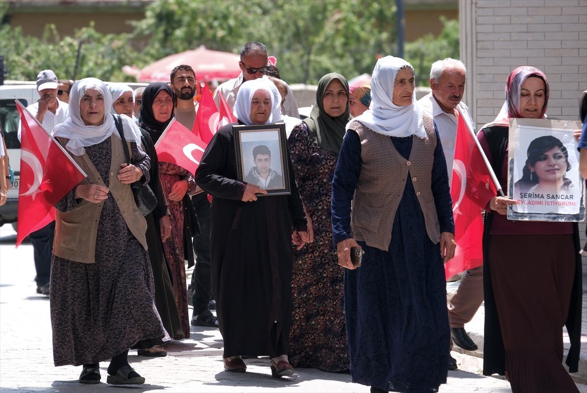 Vanlı aileler DEM Parti İl Başkanlığı önündeki eylemlerini sürdürdü