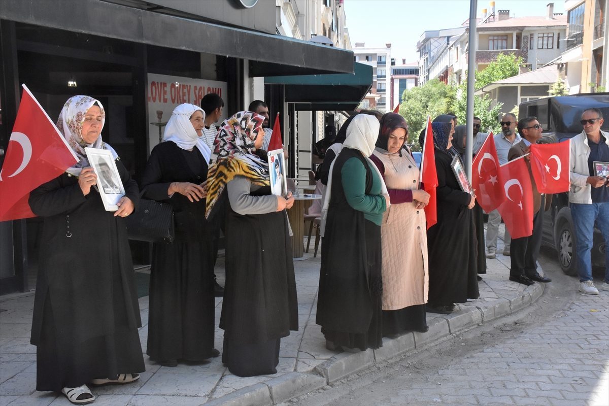 Vanlı aileler DEM Parti İl Başkanlığı önündeki eylemlerini sürdürdü