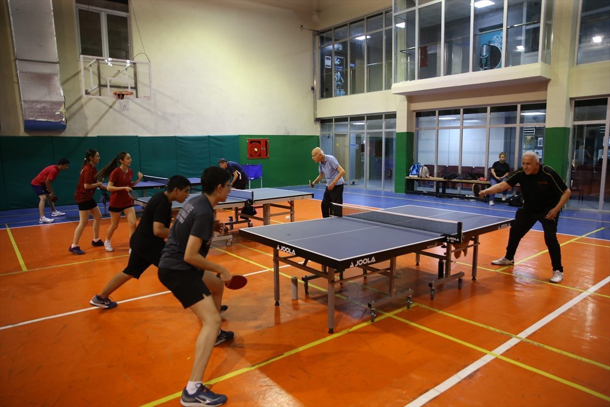 Veteran masa tenisçisi kardeşler tecrübelerini yeni sporculara aktarıyor