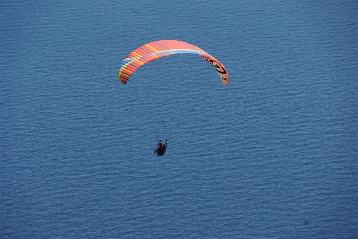 Yamaç paraşütüyle uçuş yapan adrenalin tutkunları Uçmakdere’de gökyüzüyle buluştu