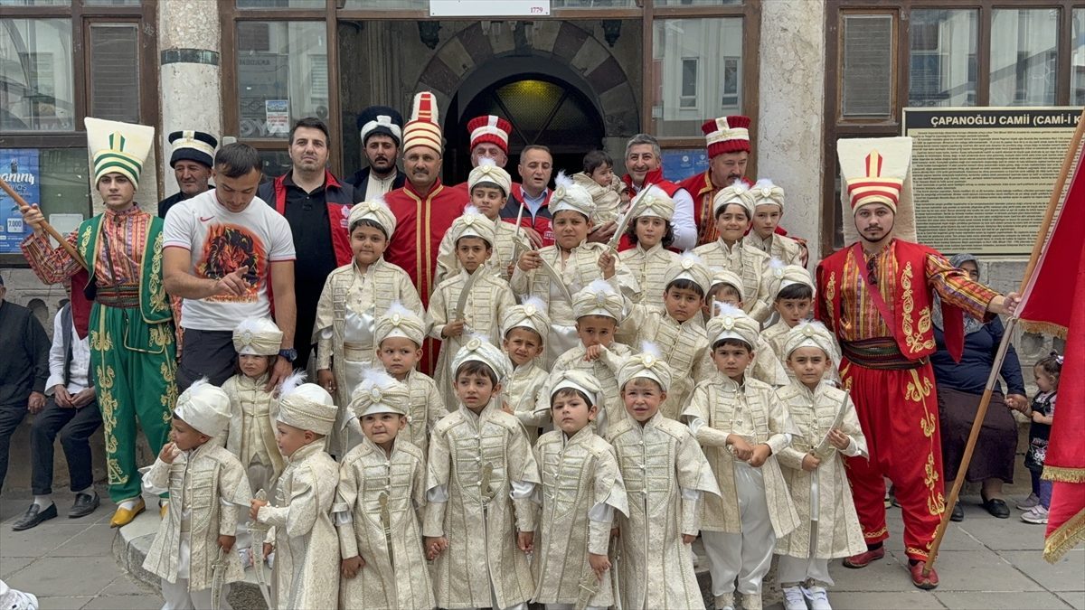 Yozgat’ta düzenlenen şölenle 30 çocuk sünnet ettirildi
