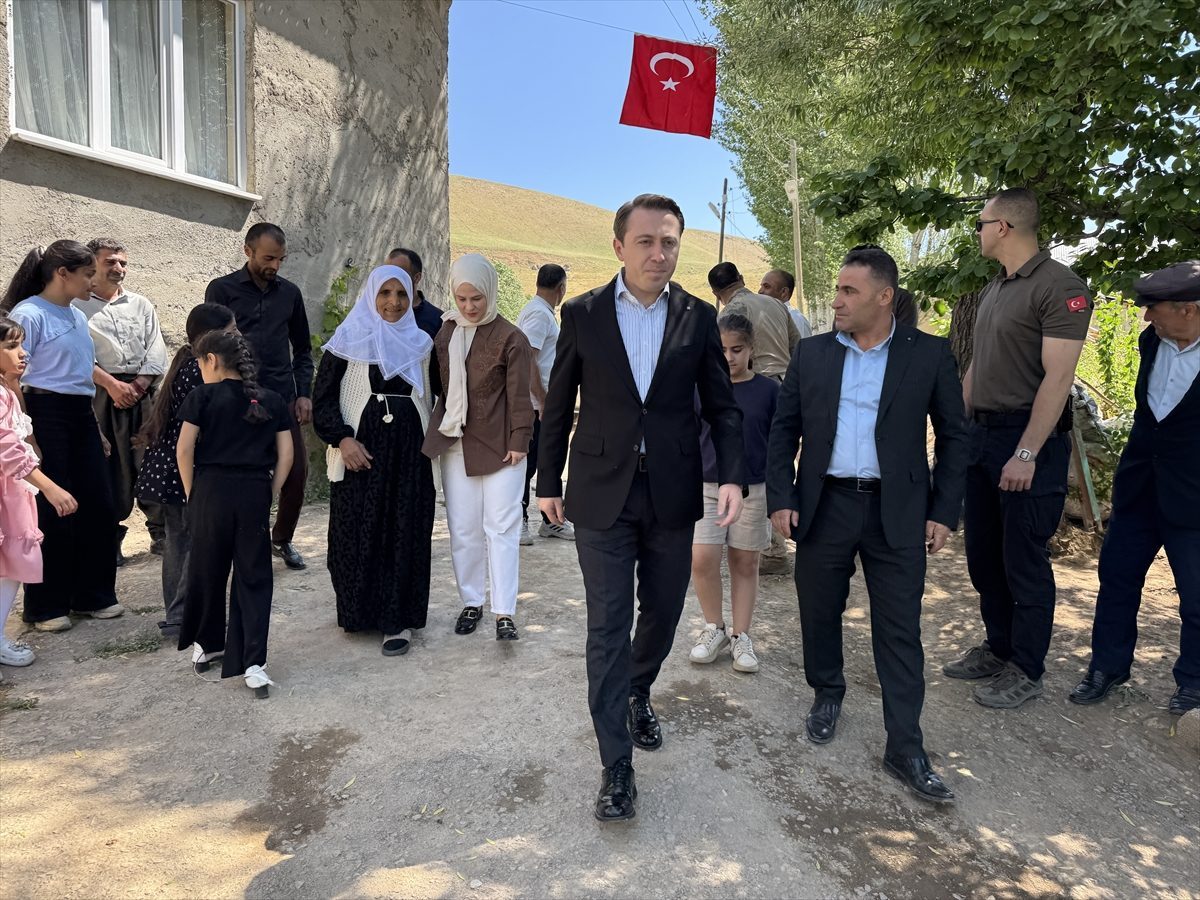 Yüksekova Kaymakamı Hülür, ineği telef olan aileye inek ve buzağı hediye etti