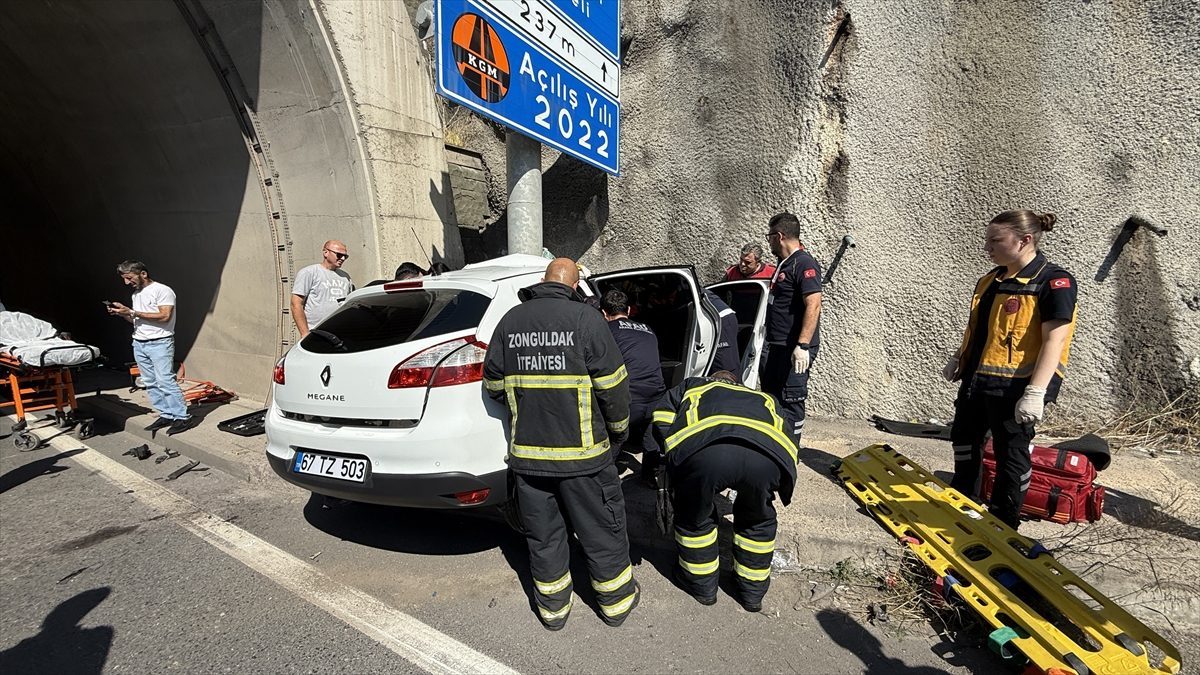 Zonguldak’ta tünel girişine çarpan otomobilin sürücüsü ağır yaralandı