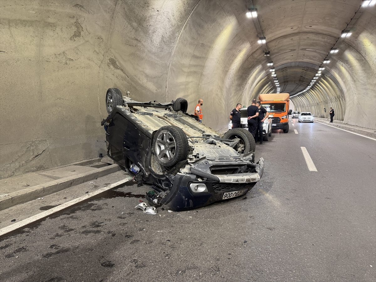 Zonguldak’ta tünelde duvara çarpıp takla atan otomobildeki 2 kişi yaralandı