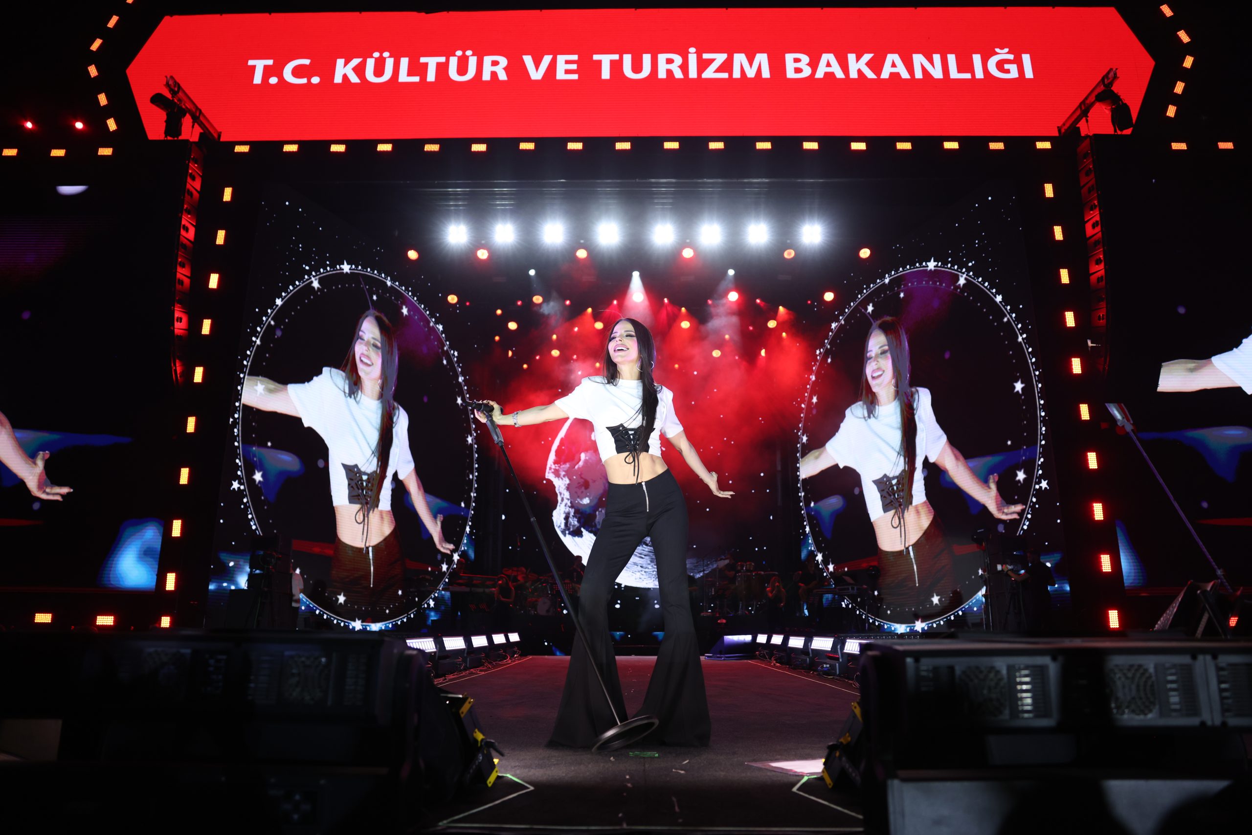 Simge Malatya’da sevilen şarkılarıyla sahnedeydi