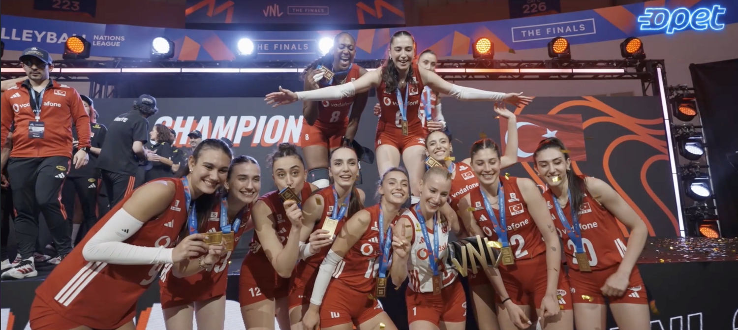 Şebnem Ferah kadın ve erkek voleybol milli akımlarına ”Durma” dedi