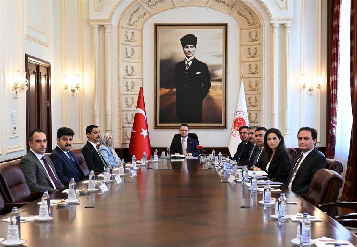 Adalet Bakanı Gürlek, Muhsin Yazıcıoğlu’nun ailesiyle görüştü: