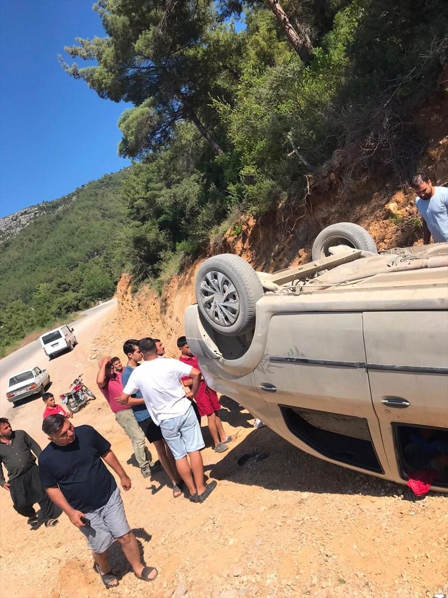 Adana’da devrilen otomobildeki 6 kişi yaralandı