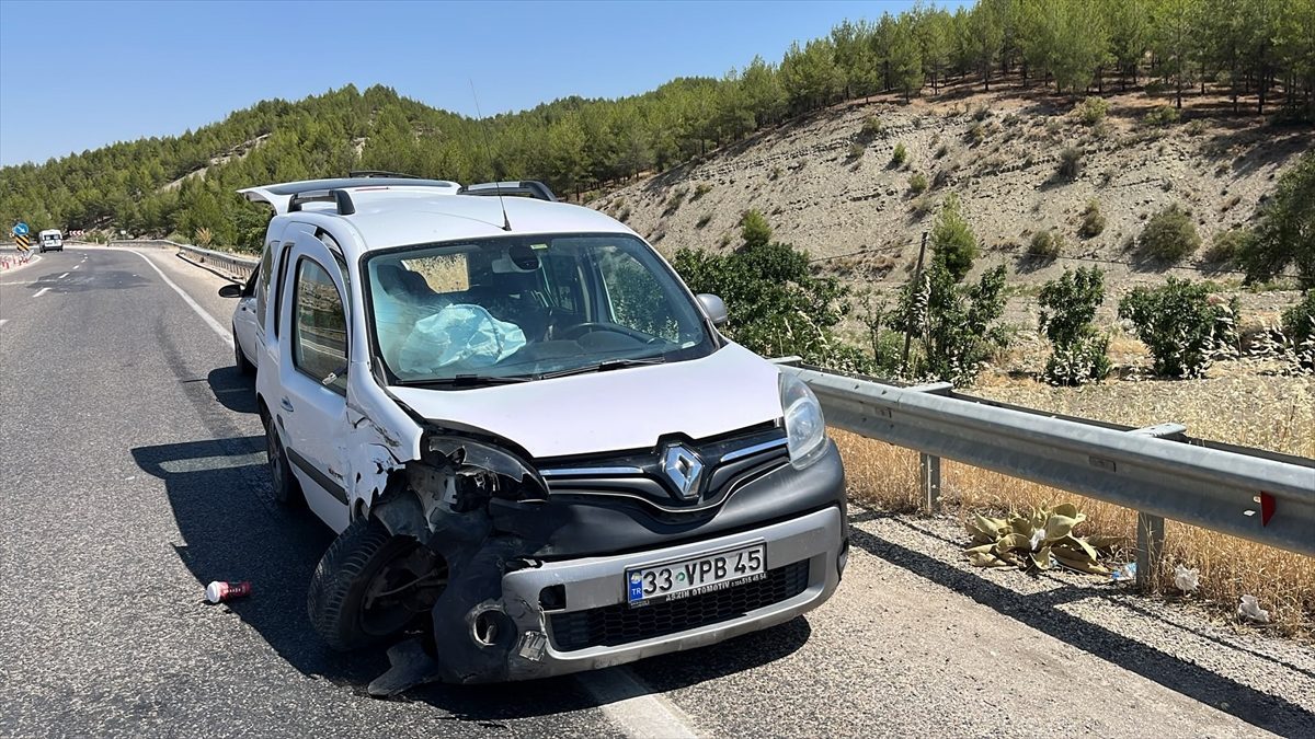 Adıyaman’da otomobil ile hafif ticari aracın çarpıştığı kazada 5 kişi yaralandı