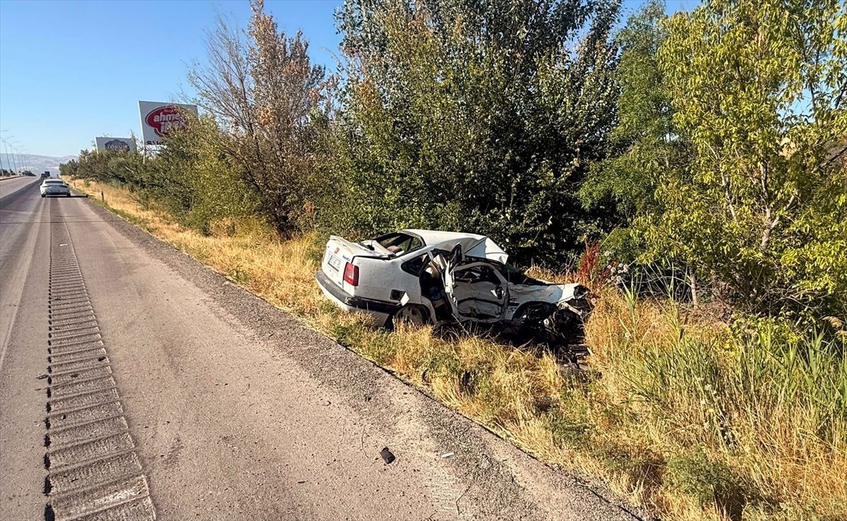 Afyonkarahisar’da iki otomobilin çarpışması sonucu bir kişi öldü, 4 kişi yaralandı