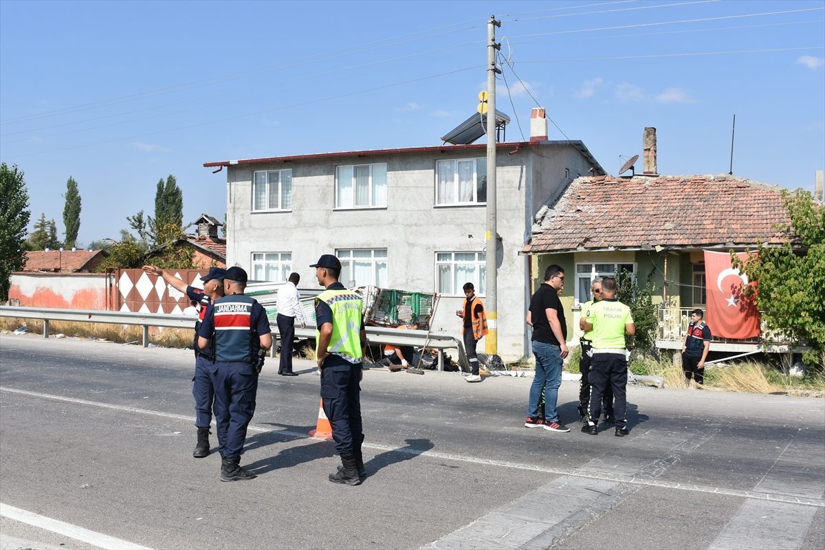 Afyonkarahisar’da yolcu otobüsü kamyonete çarptı, 1 kişi öldü, 15 kişi yaralandı