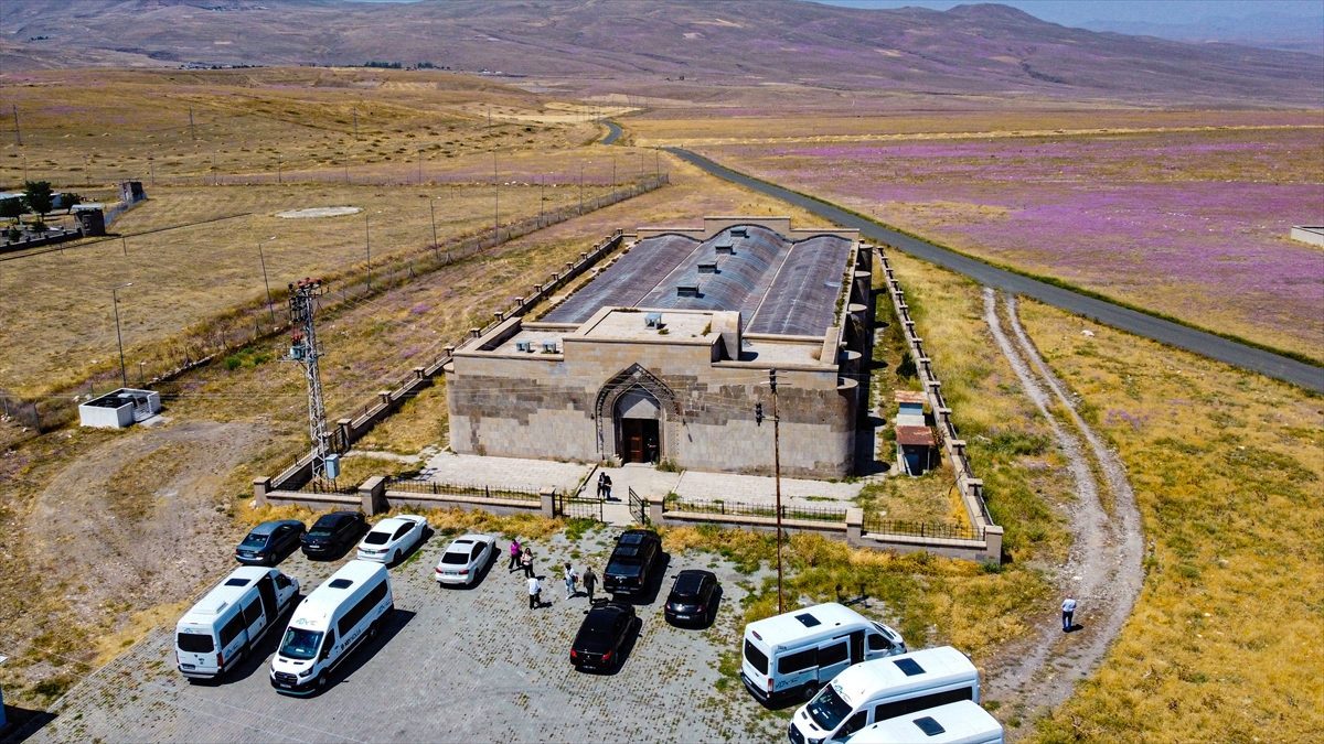 Ağrı Dağı’nın eteğinde yaklaşık 800 yıllık kervansaray turistleri ağırlıyor