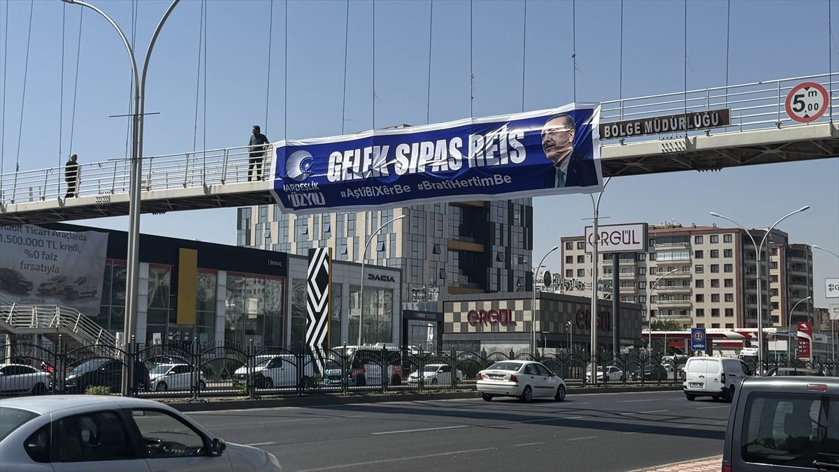 AK Parti Diyarbakır Gençlik Kollarından Cumhurbaşkanı Erdoğan’a pankartla teşekkür
