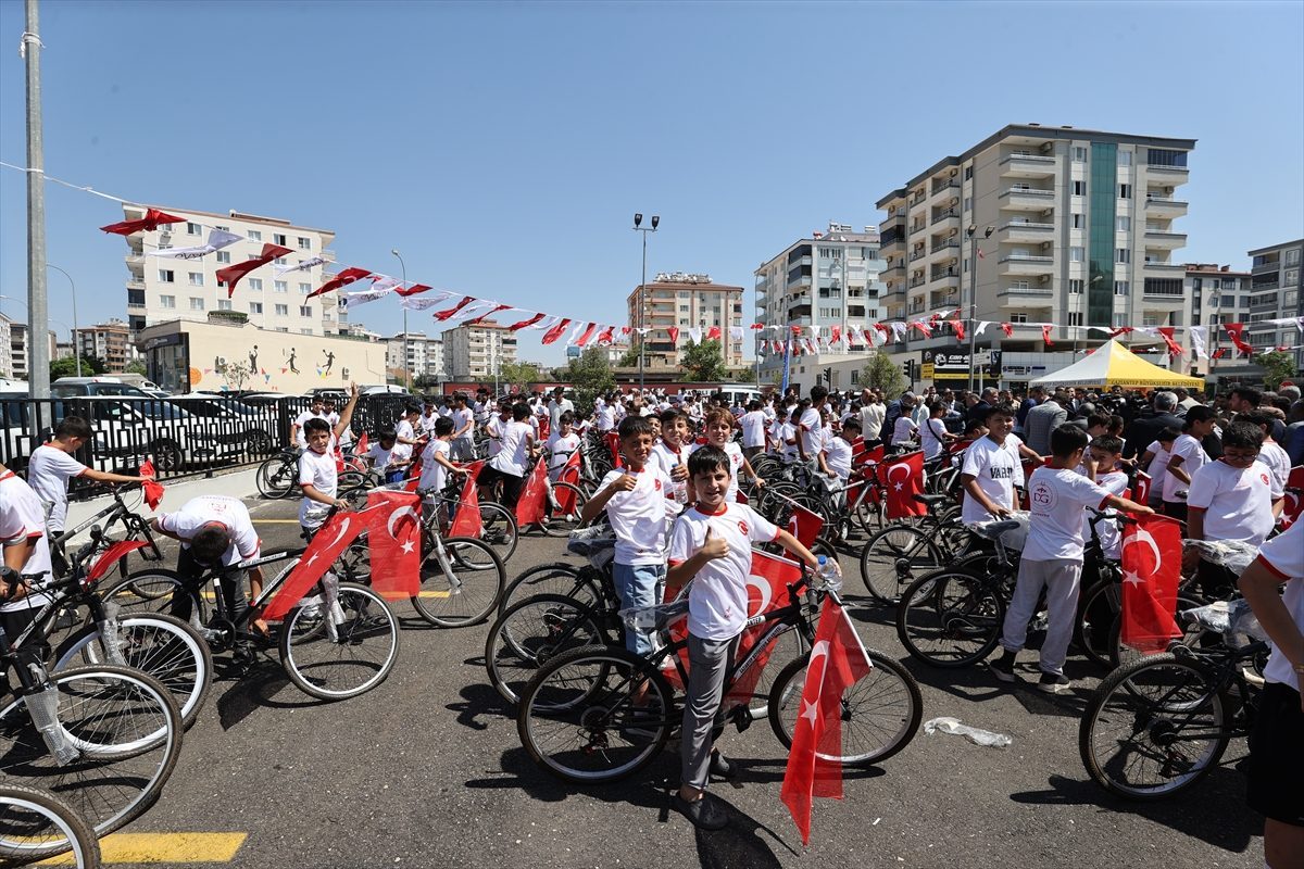 AK Parti Genel Başkan Yardımcısı Yazıcı, Gaziantep’te bisiklet dağıtım törenine katıldı: