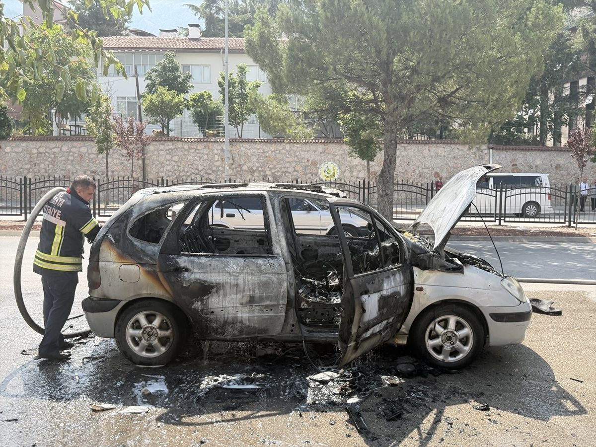 Amasya’da seyir halindeki otomobil yandı