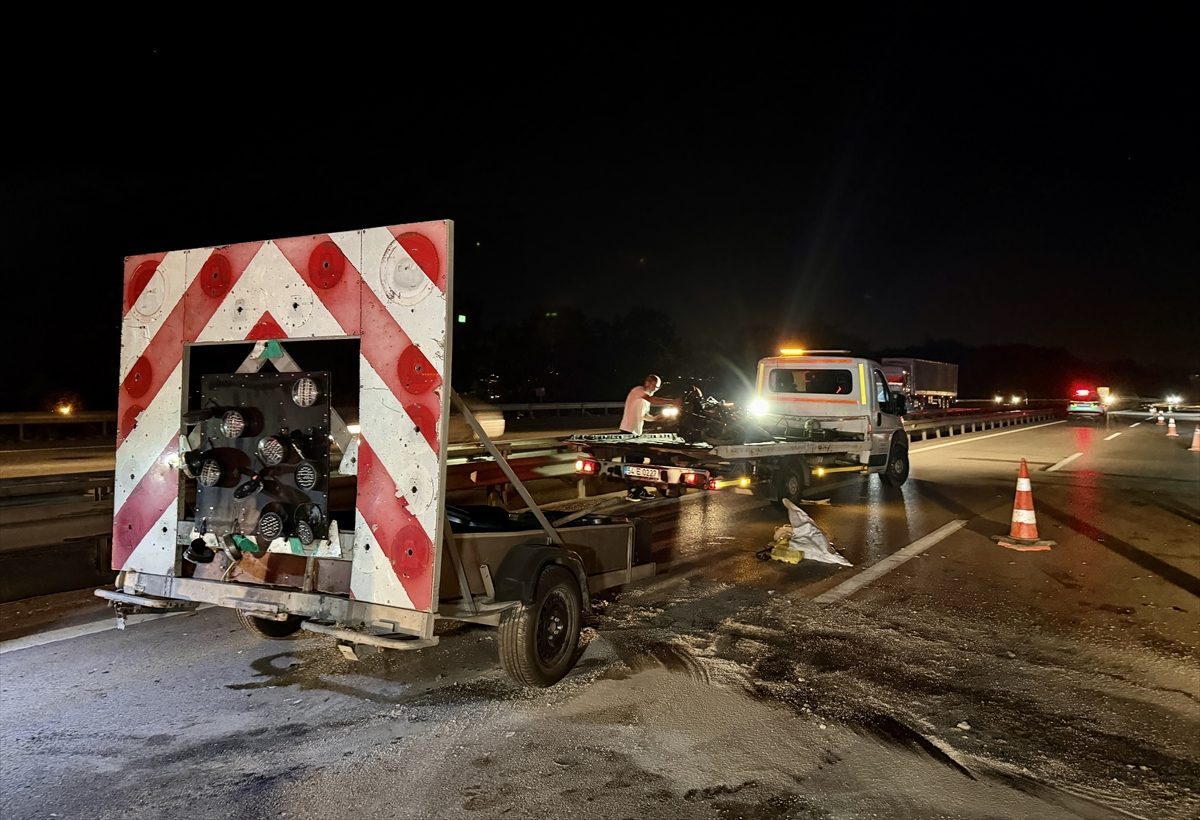 Anadolu Otoyolu’nun Sakarya geçişinde ışıklı trafik ikaz römorkuna çarpan motosikletli öldü