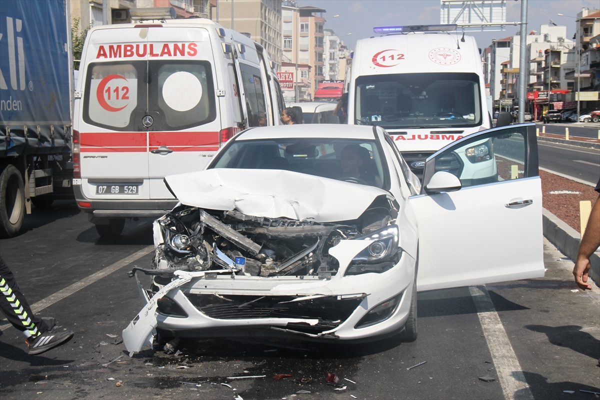 Antalya’da 5 aracın karıştığı zincirleme kazada 6 kişi yaralandı