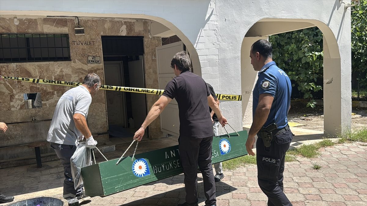 Antalya’da bir kişi cami tuvaletinde ölü bulundu