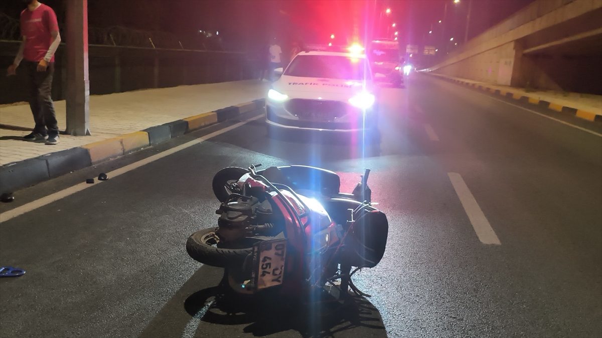 Antalya’da devrilen motosikletin sürücüsü öldü