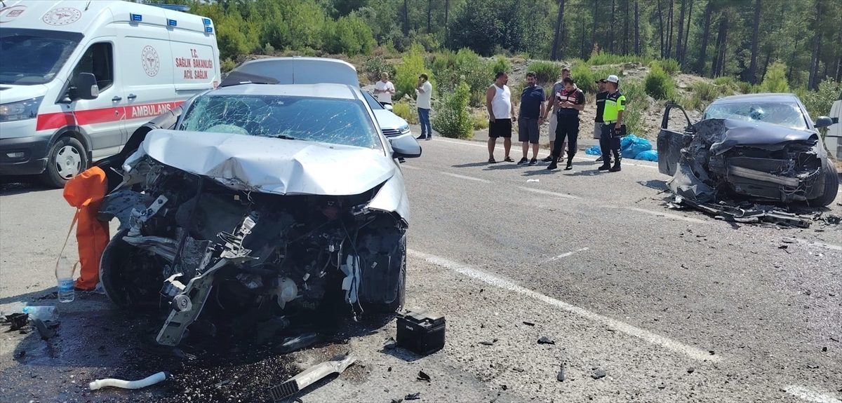Antalya’da iki otomobilin çarpıştığı kazada 1 kişi öldü, 2 kişi yaralandı