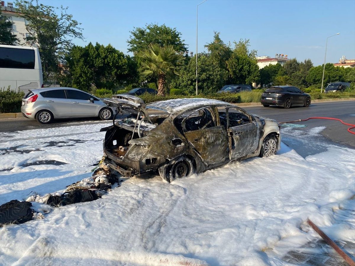 Antalya’da seyir halindeki otomobilde çıkan yangında 4 kişi yaralandı