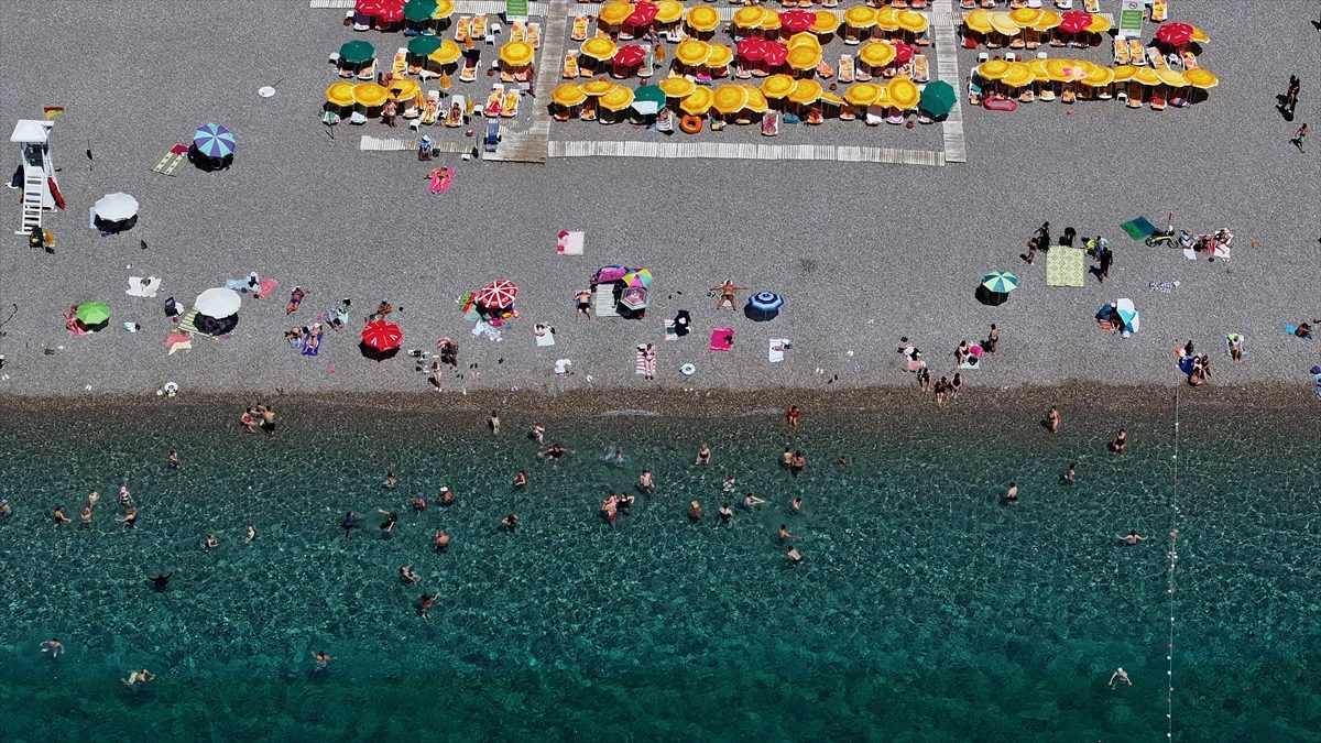 Antalya’da sıcaktan bunalanlar sahilleri doldurdu