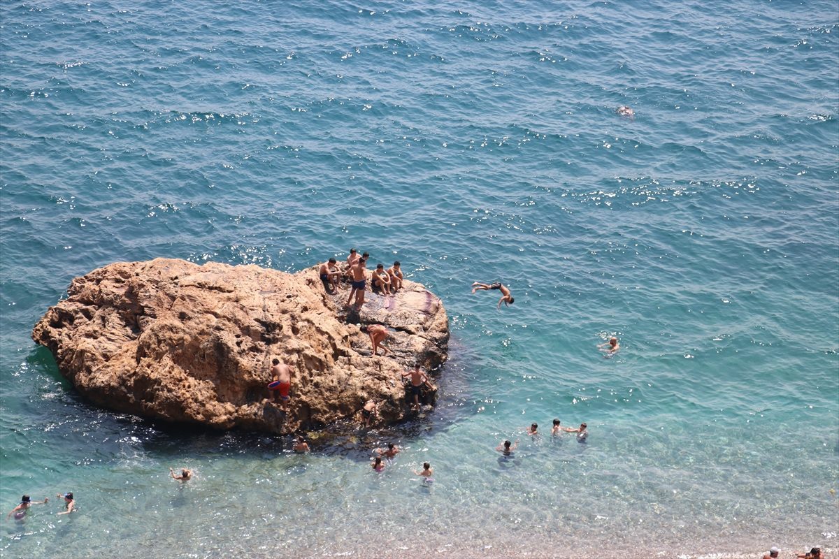 Antalya’da yüksek nem ve sıcak hava bunalttı