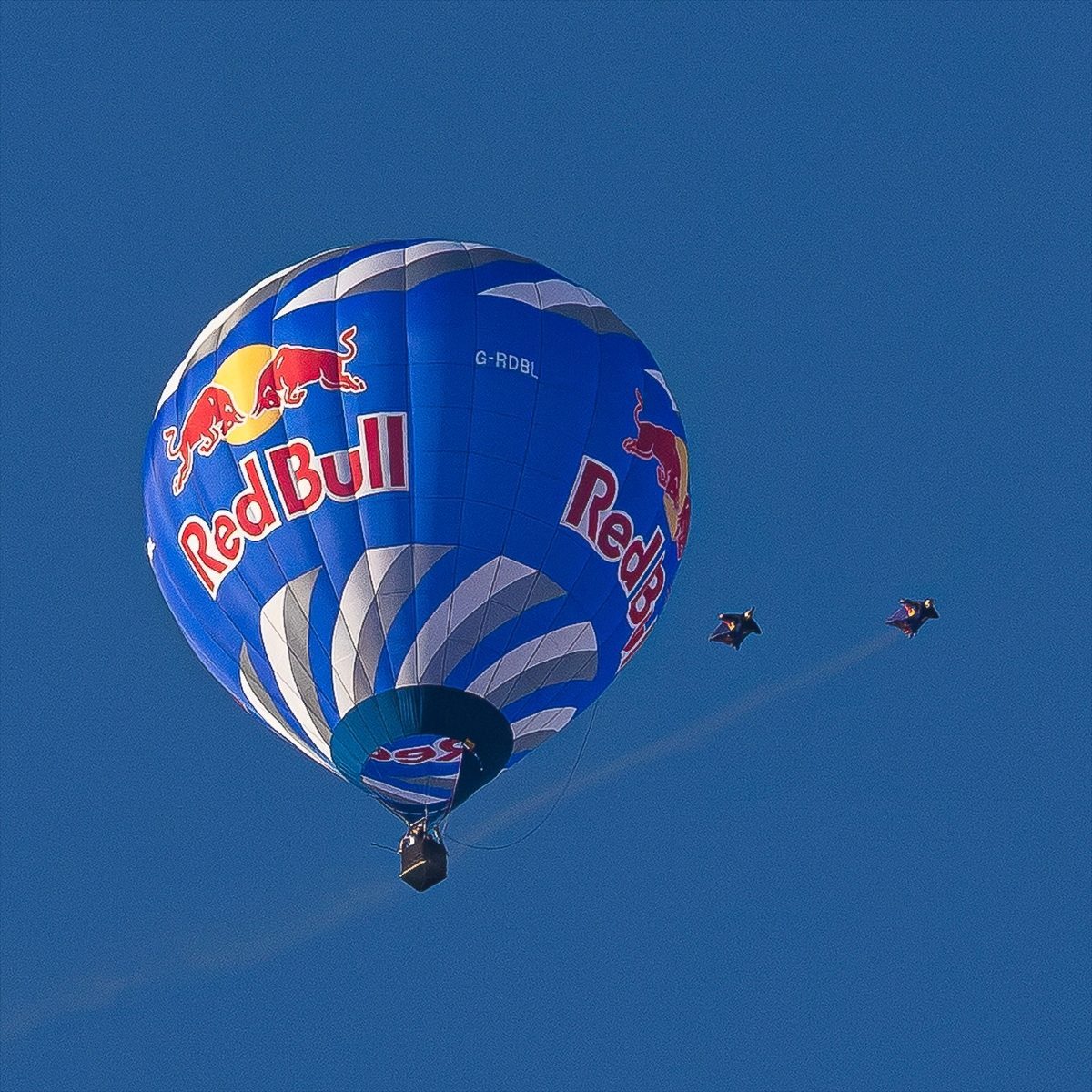 Avusturyalı wingsuit sporcusu Waltenspiel, Kapadokya’da balonlar arasında uçtu
