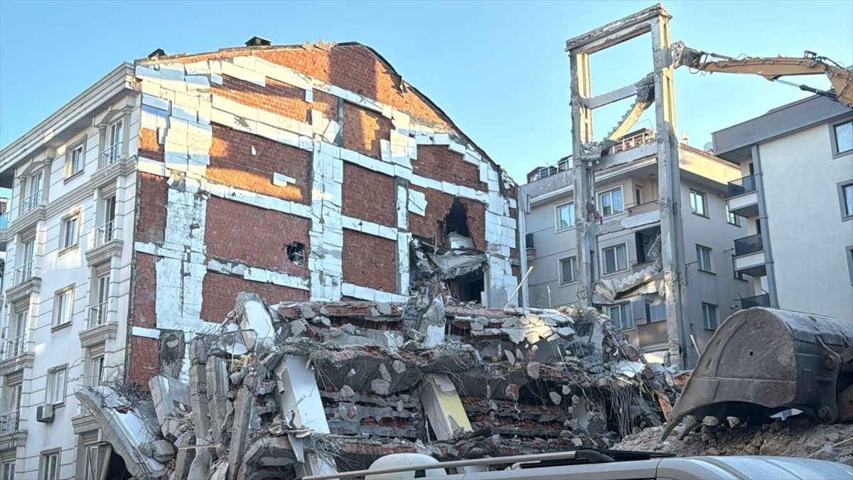 Bahçelievler’de bir binanın yıkımı sırasında kopan beton parçaları 2 binaya zarar verdi