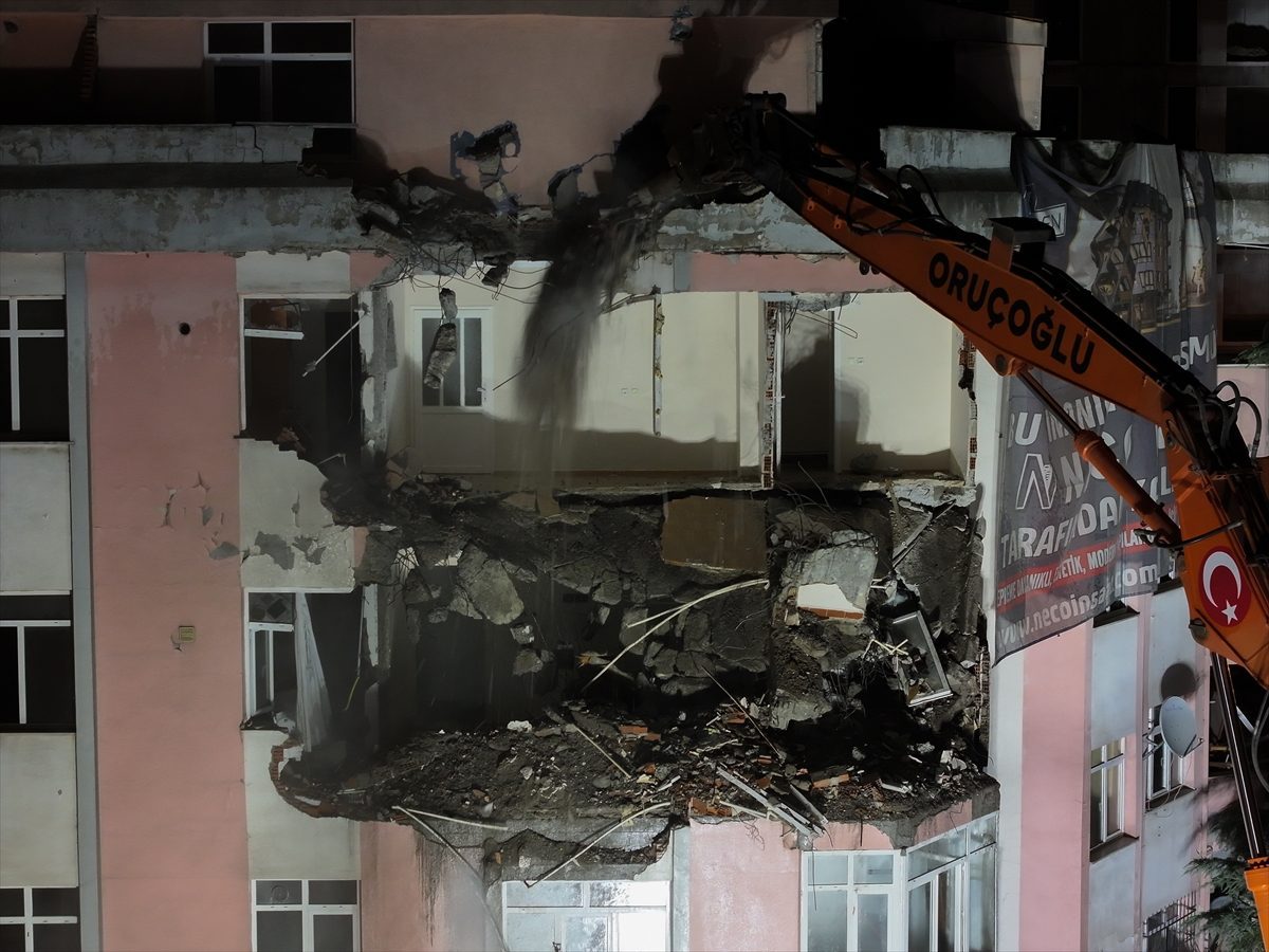 Bahçelievler’de çöken binanın yanındaki riskli binada yıkım çalışmaları başladı