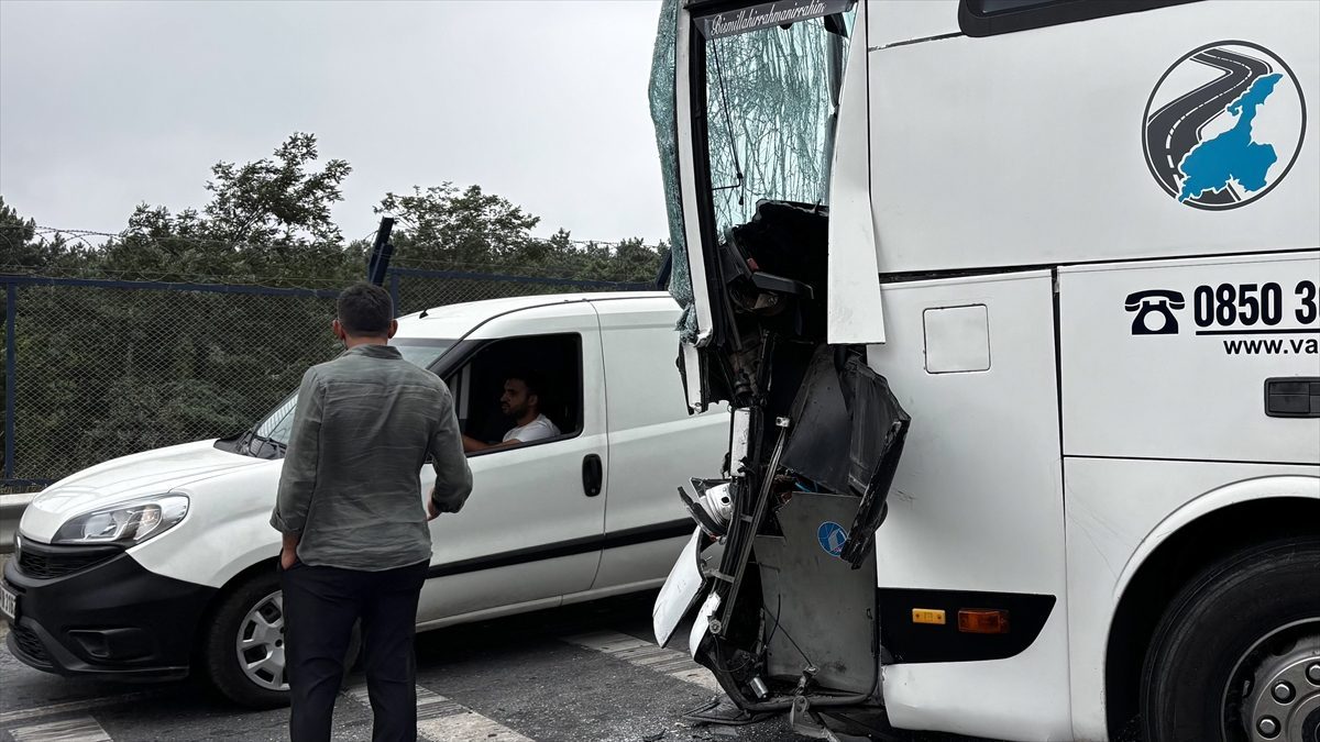 Başakşehir’de İETT otobüsü ve yolcu otobüsünün karıştığı kazada 4 kişi yaralandı