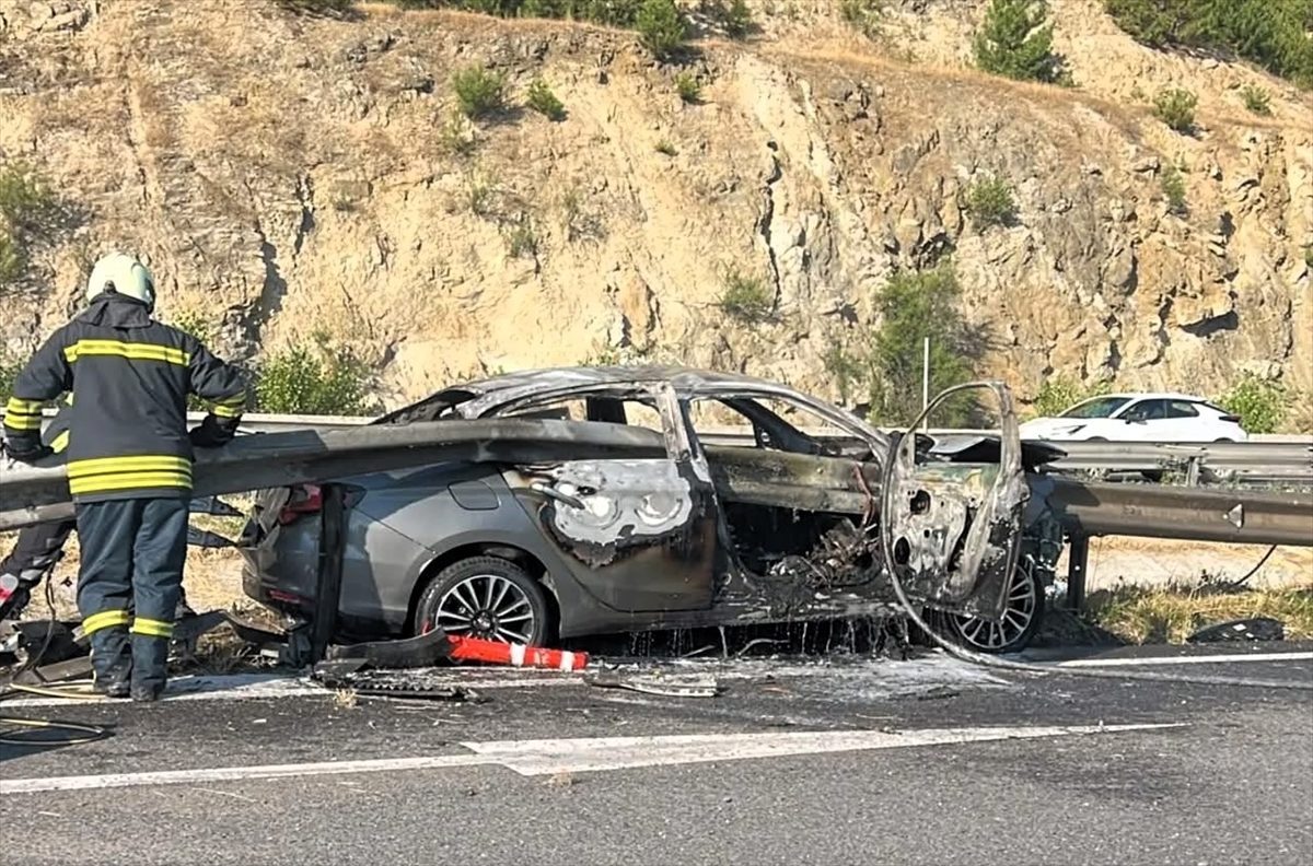 Bilecik’te bariyerlere çarparak alev alan otomobildeki 3 kişi yaralandı