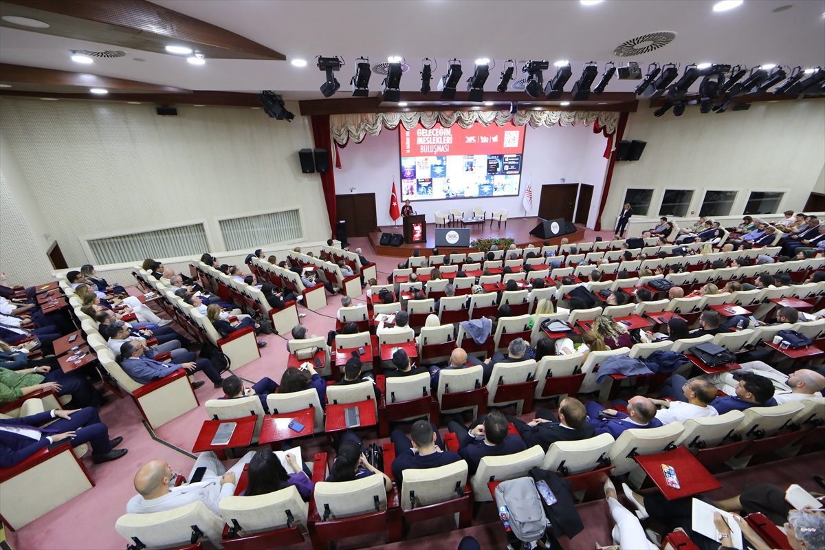 “Bilim Kafe” etkinliklerinde üniversite tercihi yapacak gençlere geleceğin meslekleri anlatılıyor
