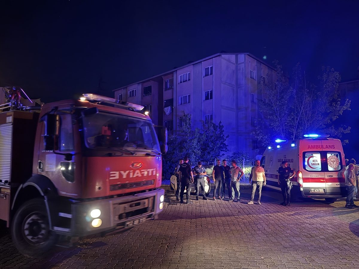Bingöl’de apartman dairesinde çıkan yangında 9 kişi dumandan etkilendi