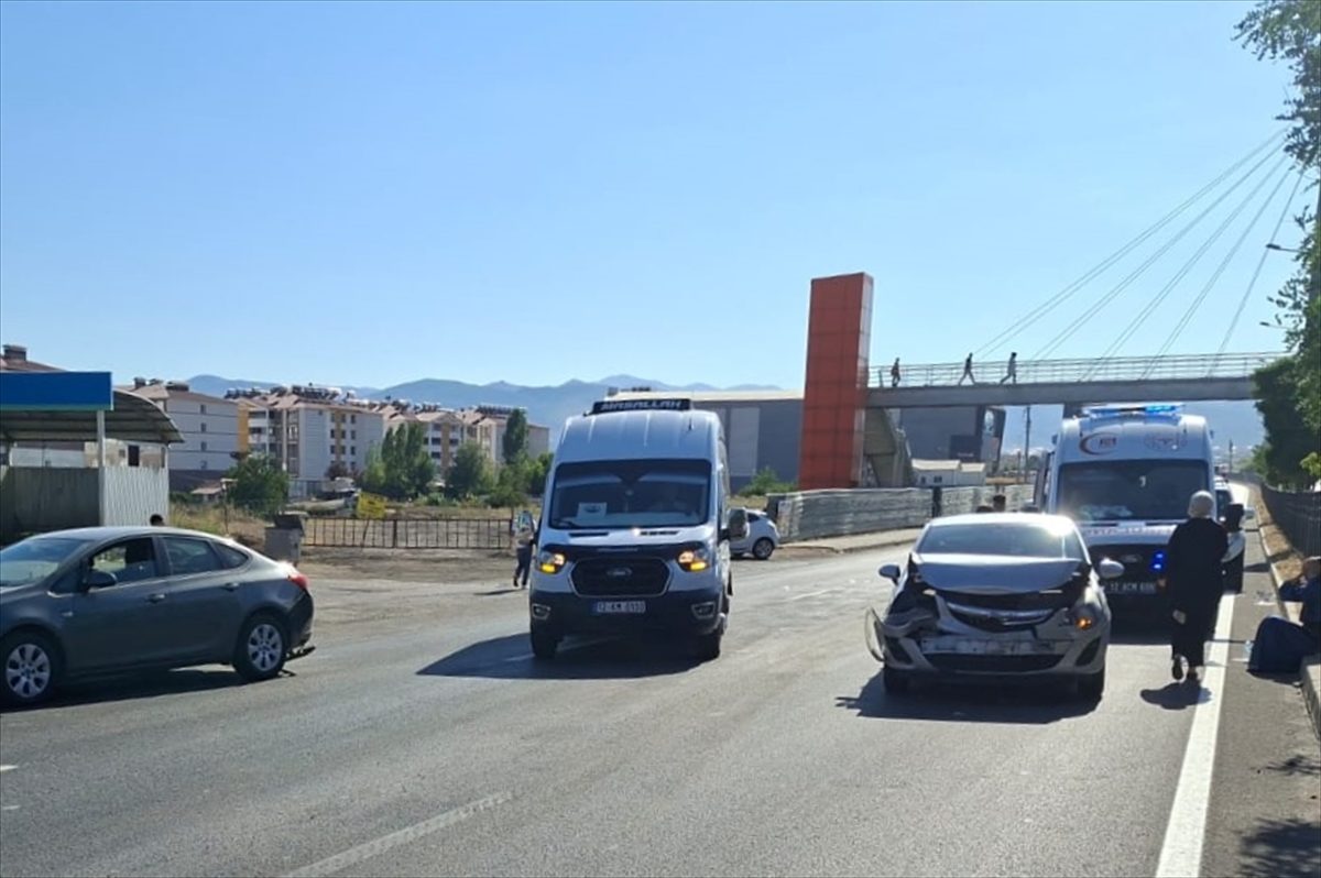 Bingöl’de zincirleme trafik kazasında 5 kişi yaralandı