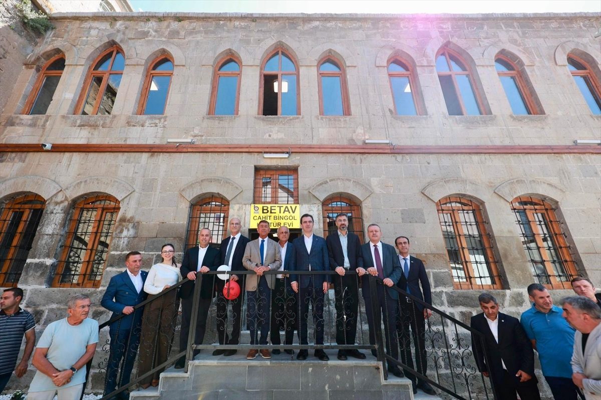 Bitlis’te 130 yıllık bina “Cahit Bingöl Kültür Evi” olarak hizmete açıldı