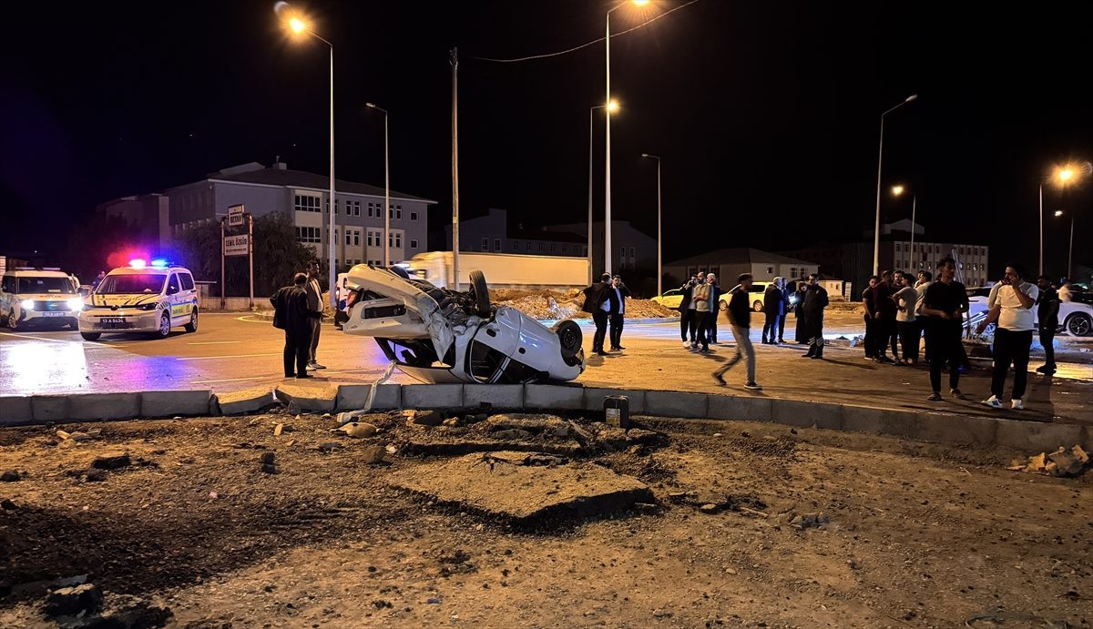 Bitlis’te 3 otomobilin karıştığı trafik kazasında 4 kişi yaralandı