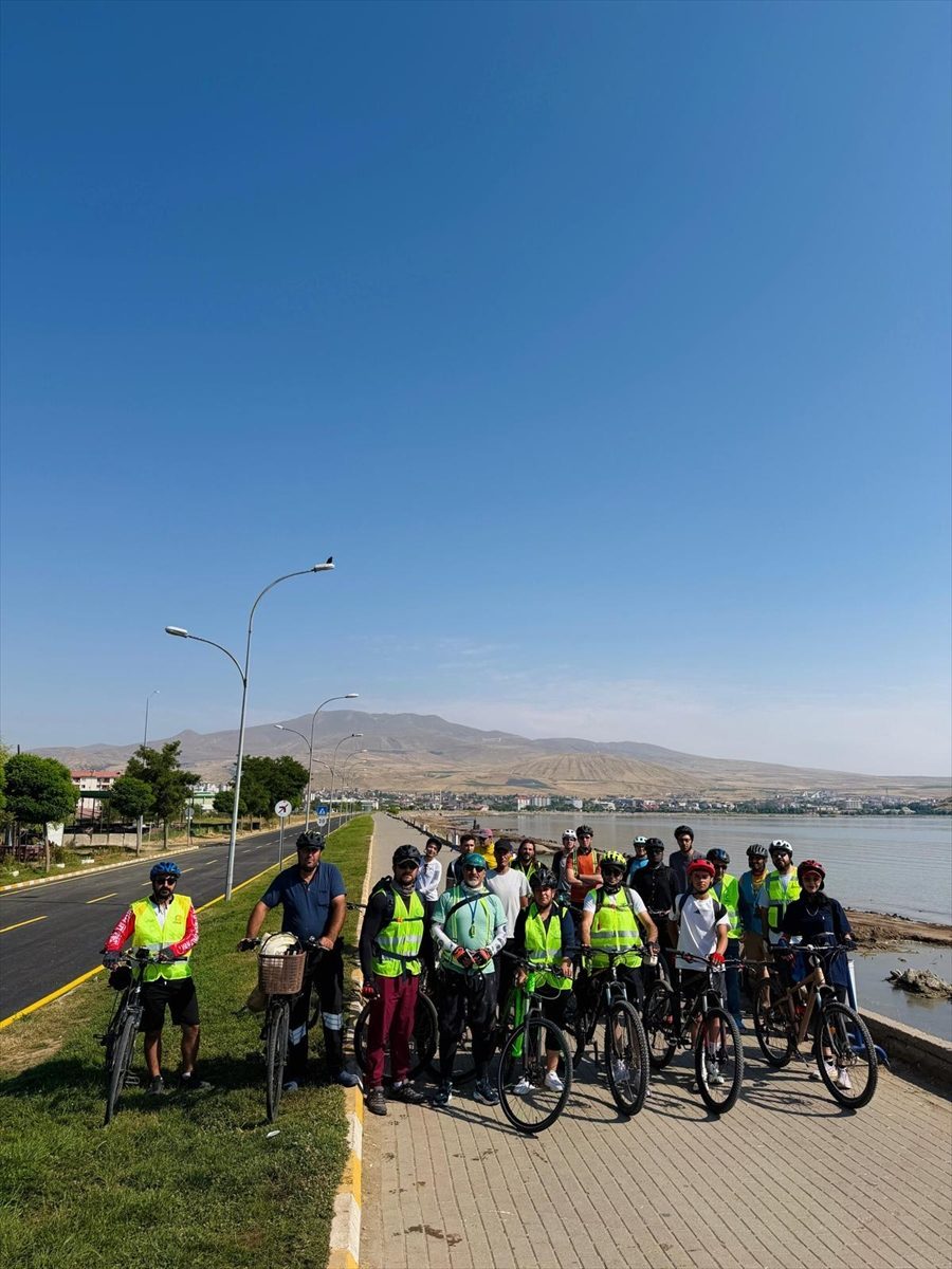 Bitlis’te 30 kişilik grup, 90 kilometre pedal çevirdi
