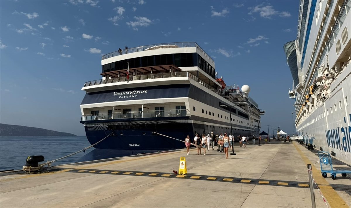 Bodrum’a 2 kruvaziyerle 2 bin 746 turist geldi