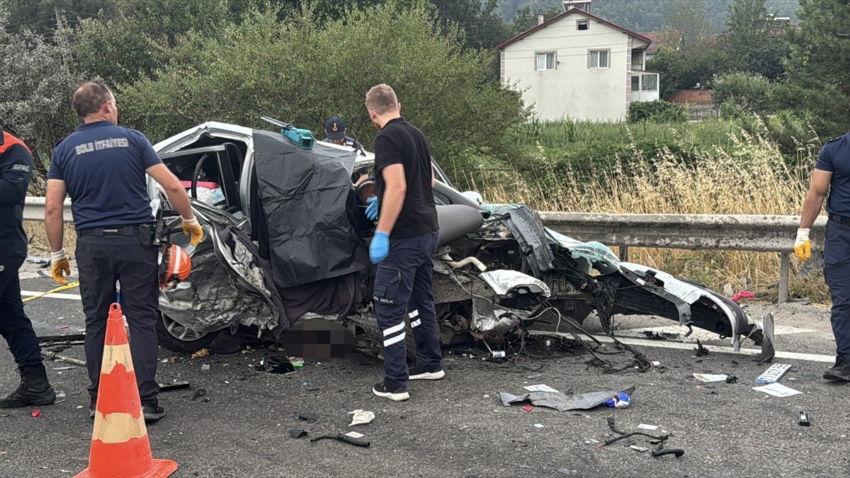 Bolu’da iki otomobilin çarpıştığı kazada 1 kişi öldü, 2 kişi ağır yaralandı