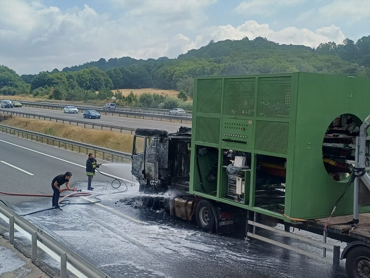 Bolu’da seyir halindeki tırda çıkan yangın söndürüldü