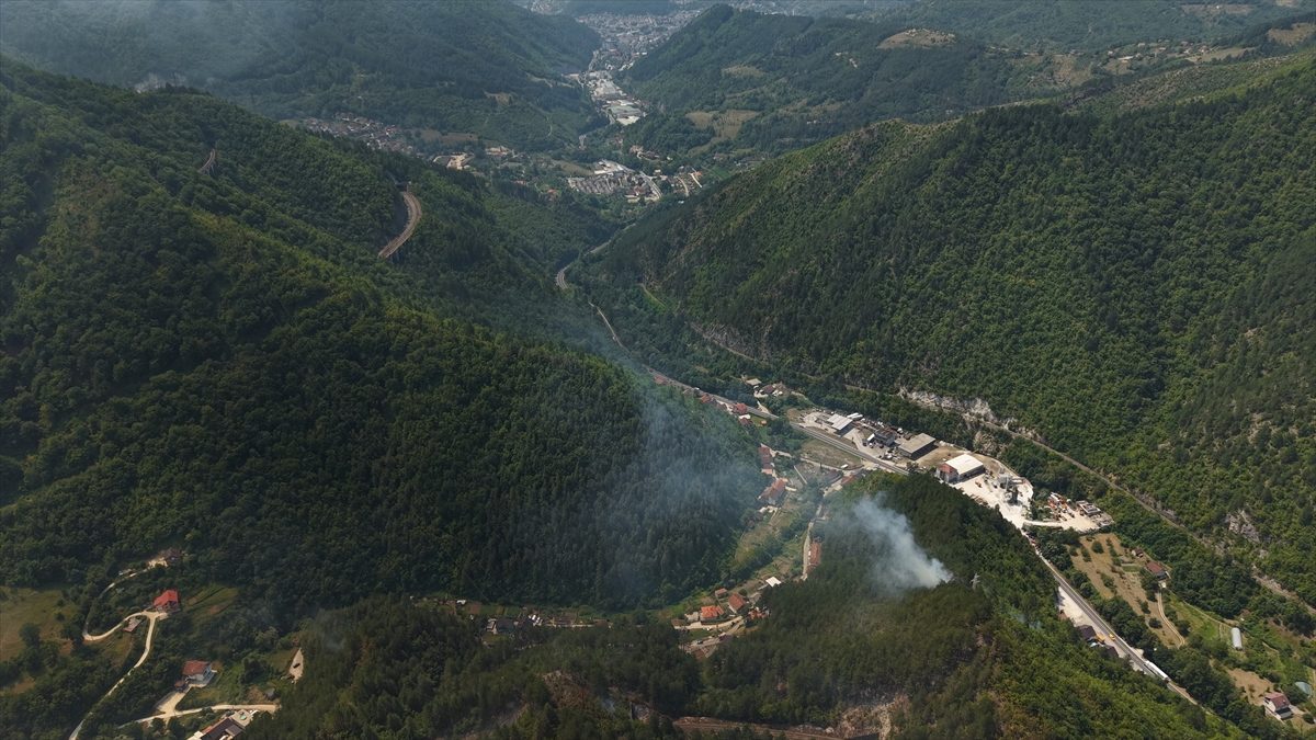 Bosna Hersek’teki orman yangınlarına askeri helikopterler müdahale ediyor